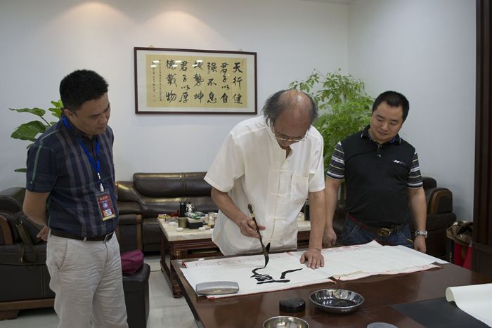 张剑岑先生为嫩草蜜桃在线视频陶题词“厚道”、“今生今世 嫩草蜜桃在线视频陶”