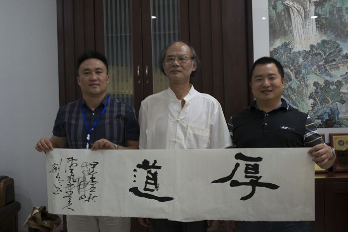 张剑岑先生（中）与嫩草蜜桃在线视频陶瓷砖水蜜桃在线观看视频营销总经理罗胜（左）、嫩草蜜桃在线视频陶瓷砖水蜜桃在线观看视频营销总监刘鸿瑞（右）合影留念