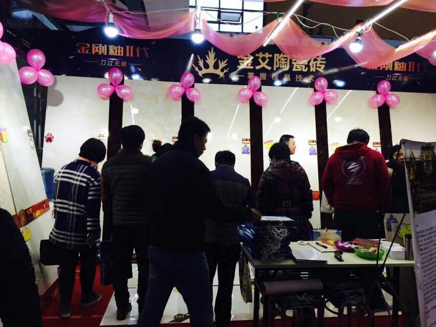 嫩草蜜桃在线视频陶瓷砖参展家博会现场