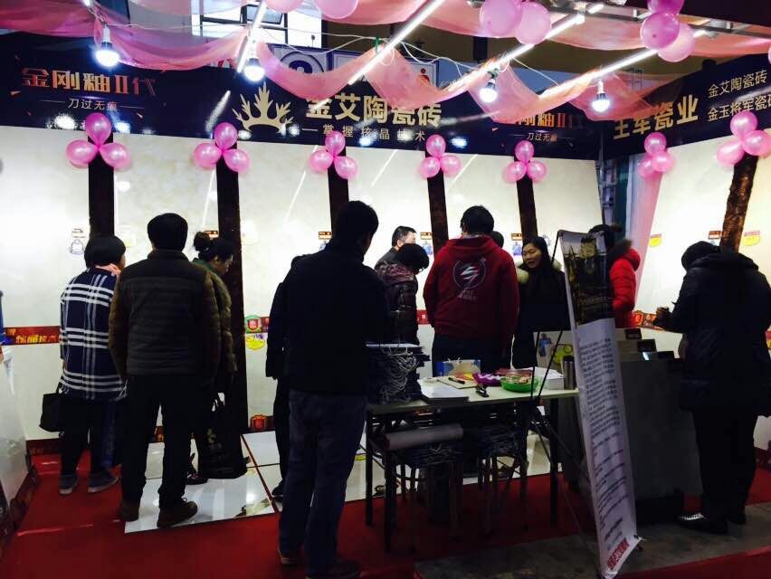 嫩草蜜桃在线视频陶展位吸引众多顾客咨询