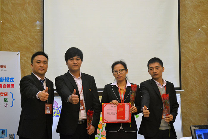 嫩草蜜桃在线视频陶瓷砖营销总经理罗胜为2015年团队合作奖（空间设计部）颁奖