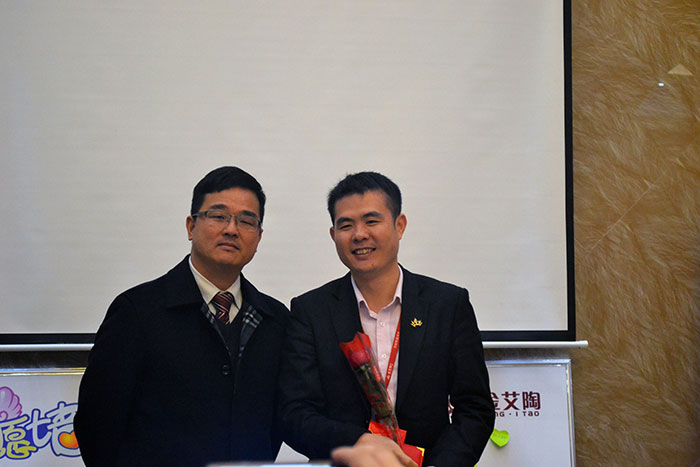 嫩草蜜桃在线视频陶瓷砖董事长刘鸿祥为2015年董事长特别奖（王宏城）颁奖