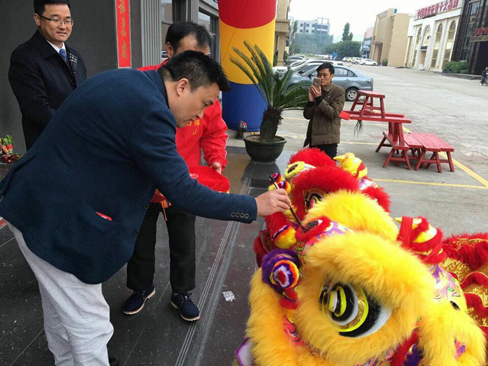 嫩草蜜桃在线视频陶瓷砖营销总经理罗胜给狮子点睛