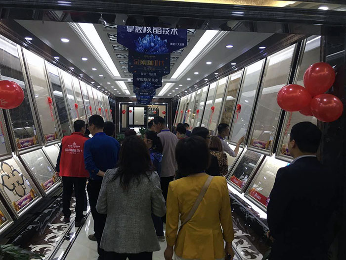 10参会嘉宾参观西安嫩草蜜桃在线视频陶水蜜桃在线观看视频专卖店