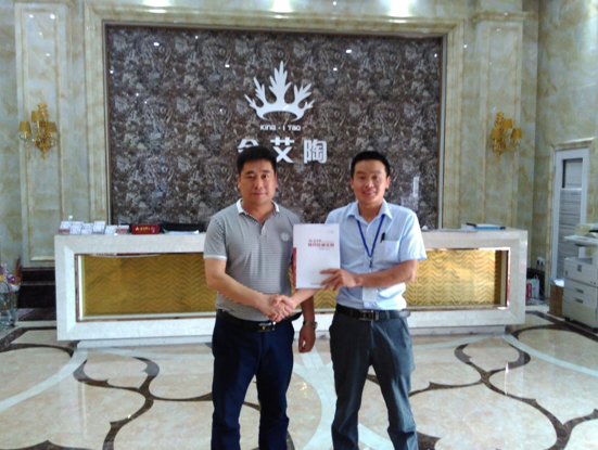 河南濮阳嫩草蜜桃在线视频陶瓷砖总代理杨总和嫩草蜜桃在线视频陶濮阳销区经理合影