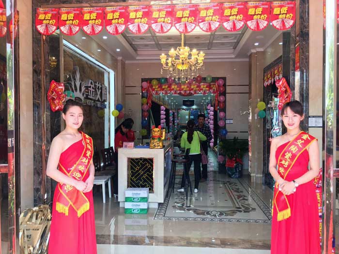 5月27日，在欢快锣鼓和震撼礼炮的簇拥下，岳阳嫩草蜜桃在线视频陶销售团队、嫩草蜜桃在线视频陶总部营销总经理罗胜、销区经理何端武、市场部策划黄伟以及现场100多名岳阳业主共同见证了嫩草蜜桃在线视频陶瓷砖岳阳600平米专卖店耀世开业的历史性一刻，本次活动吸引了50多位业主成功下单。