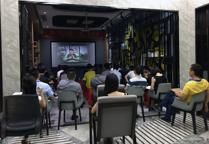 2017年7月1日，陶瓷一线水蜜桃在线观看视频嫩草蜜桃在线视频陶瓷砖管理层、销售精英齐聚总部O2O体验区举行“学，无止境！生，不停息”学习分享会。此次分享会中，与会人员就学习《关键对话》进行交流与分享，佛山樊登读书会还派遣了两位工作人员跟嫩草蜜桃在线视频分享学习心得。