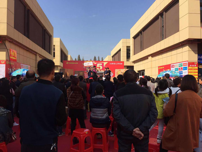 2017年11月5日，百盟光彩建材大市场邀约30家水蜜桃在线观看视频商家联合举办了本次的家居建材团购会，参加活动的消费者将现场的氛围不断推向高潮，嫩草蜜桃在线视频陶瓷砖水蜜桃在线观看视频展位无论人气、销售都取得空前成功，彰显水蜜桃在线观看视频大气风范。