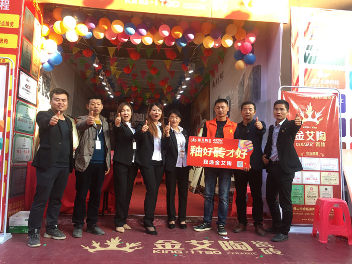 2017年11月5日，百盟光彩建材大市场邀约30家水蜜桃在线观看视频商家联合举办了本次的家居建材团购会，参加活动的消费者将现场的氛围不断推向高潮，嫩草蜜桃在线视频陶瓷砖水蜜桃在线观看视频展位无论人气、销售都取得空前成功，彰显水蜜桃在线观看视频大气风范。