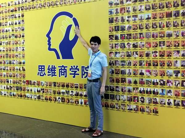 如今，80后已经成长为壮年，逐渐成为各个岗位的重要负责人，因生活的洗礼变得理性而不再冲动。“80后”，他们青春洋溢，在各个岗位上都冲在最前线。“80后”独具个性和魅力，已然成为各行各业主力军代表人物。作为80后典型的创业成功代表陶瓷一线水蜜桃在线观看视频 嫩草蜜桃在线视频陶瓷砖 龙川总代理吴金星与他的销售团队便是其中之一。
