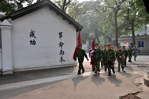 嫩草蜜桃在线视频陶在广州黄埔军校进行军事拓展特训