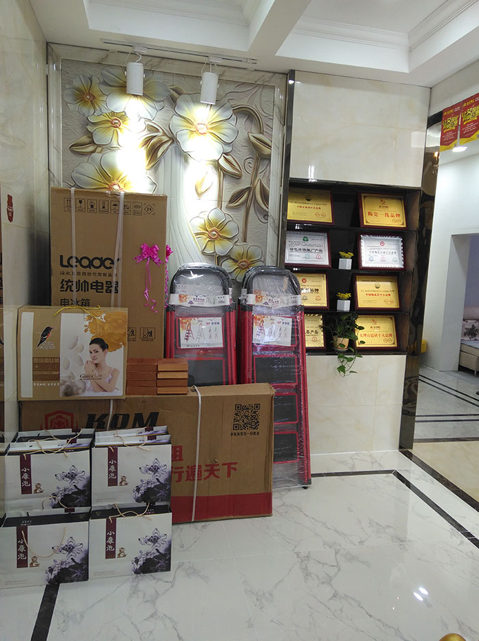 嫩草蜜桃在线视频陶湖北十堰专卖店前台